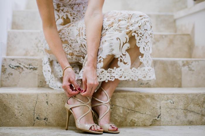 fildişi gelinlik ayakkabısı, bayan gelinlik ayakkabısı, çok yüksek topuklu ayakkabılar, arabesk desenleri ile büyük şeffaflığa sahip beyaz elbise
