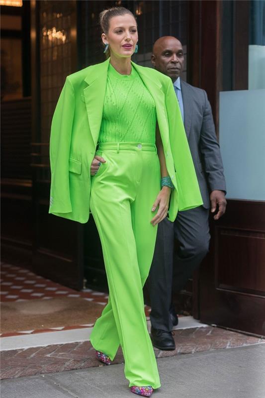 modaya uygun yeşil renkli kıyafetlerle nasıl güzel giyinilir fikri, kadın gelinlik pantolon modeli