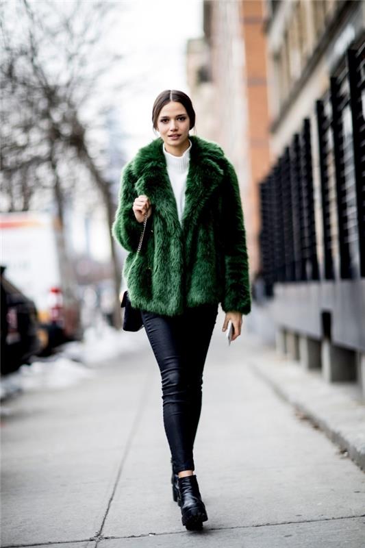 2019 trendy zümrüt yeşili kaban modeli, suni deri pantolon ve yüksek bilekte botlarda şık kadın kıyafeti