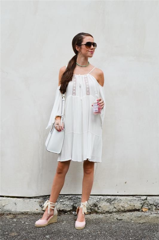 ahşap inci kolye ve kama ayakkabı ile aksesuarlandırılmış kısa bohem beyaz elbise yaz kadın bakmak