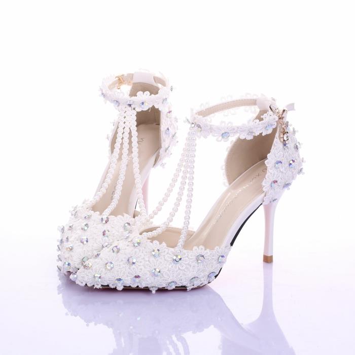 beyaz düğün ayakkabısı, kadın düğün ayakkabısı, sivri burun, önde üç tur beyaz inci, parlak pullu beyaz kumaş çiçekli ayak bileği kayışı