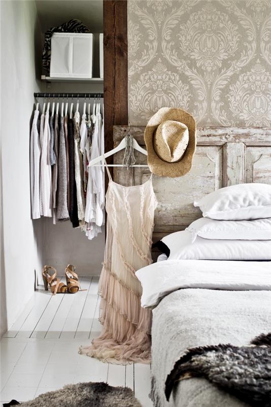 zamisel, kako shraniti oblačila z odprto omarico v sobi v boemskem elegantnem slogu, svetlo sivo -belim vzorcem ozadij