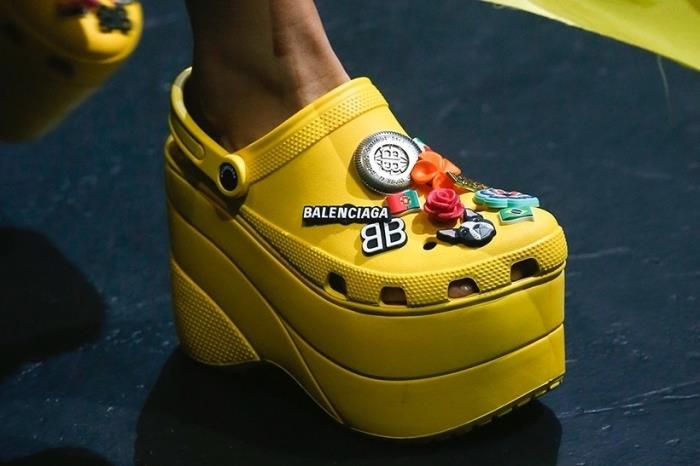 model rumenih čevljev na visoki platformi, lepo okrašenih s cvetličnimi okraski z logotipom balenciaga