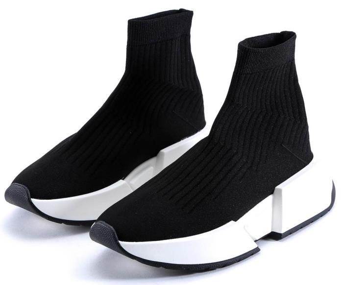 aktualne trendovske superge z vidnim dizajnom nogavic v belih in črnih barvah, model športnih čevljev za ženske