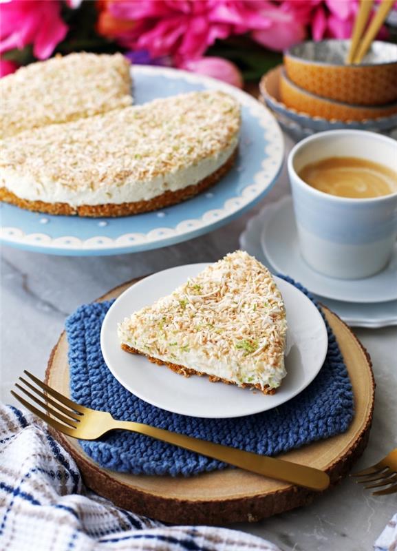 mascarpone torta brez peke, mascarpone, kokosov in limonin sirni recept, postrežen v krožniku na lesenem hlodu