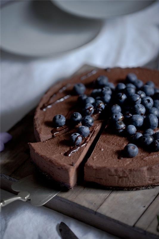 kolay ve hızlı vegan çikolatalı kek, pişmeyen çikolata ve yaban mersinli cheesecake tarifi nasıl yapılır