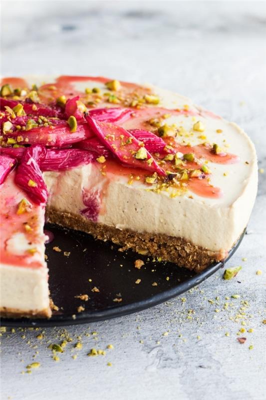 vegan kurabiye tabanı üzerinde pişmemiş beyaz çikolata, ravent ve zencefilli cheesecake