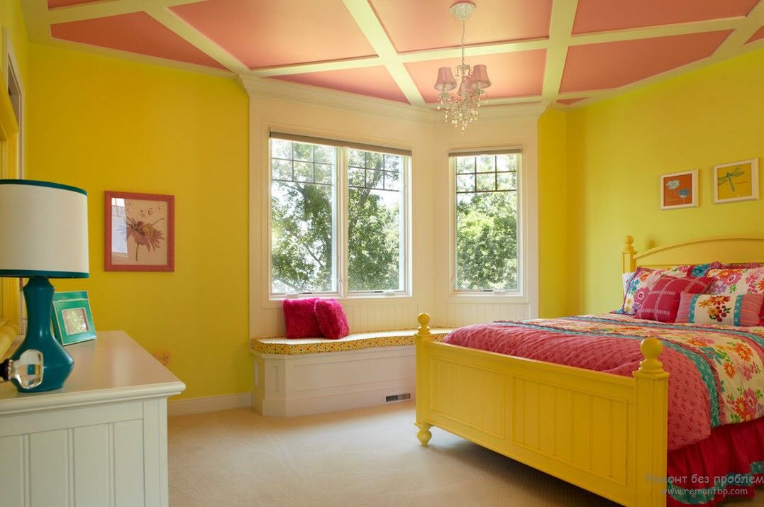 子供部屋のピンクの天井のオプション