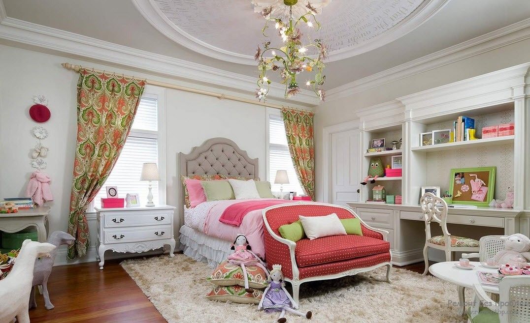 Graži klasikinė lubų apdaila vaikų kambaryje