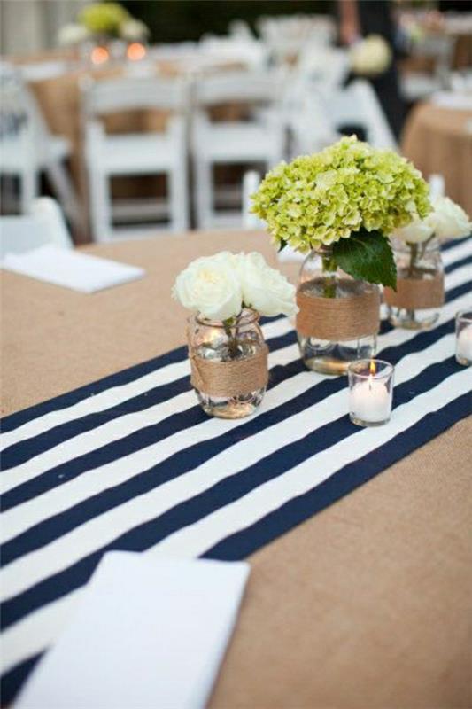 stalo bėgikas-dryžuotas-baltas-juodas-stalo-servetėlės-baltos gėlės