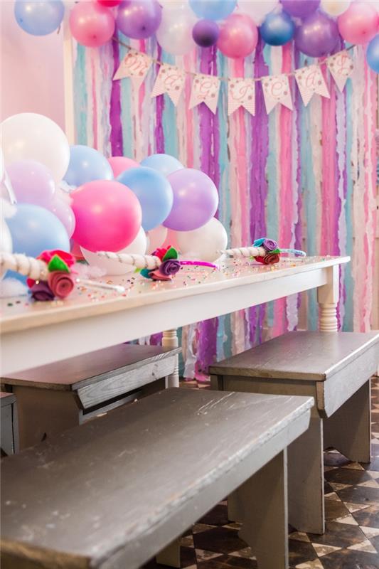 dekorativne ideje za rojstni dan samoroga, izviren tekač v balonih v barvah resaste zavese