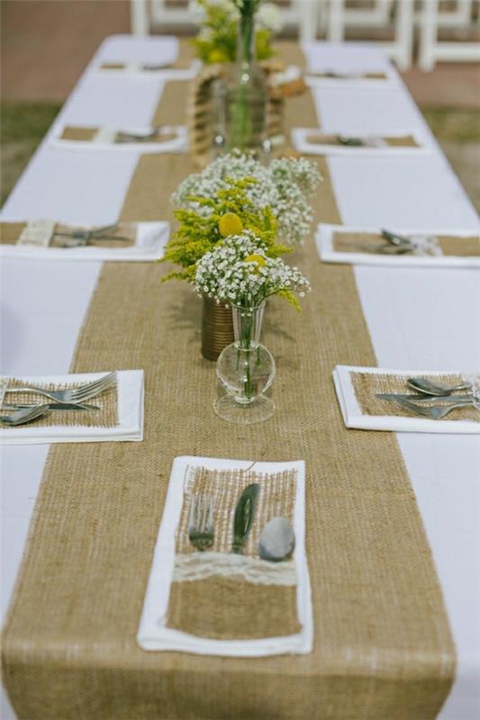 stalo bėgikas-smėlio spalvos gėlės-stalo apdaila-balta-staltiesė-stalo komplektas