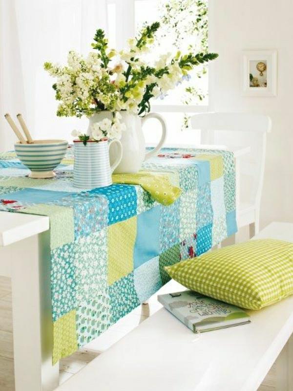 stalo bėgiko spalvos-mėlynos-žalios-gėlės-iš medinių-stalo-kėdžių-balto-medinio-suoliuko