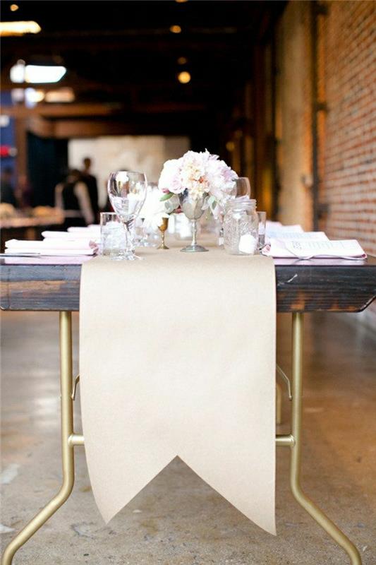 stalo bėgikas-popierius-stalo gėlės-rožinė-balta-vestuvių stalo-dekoravimo-idėjos idėja