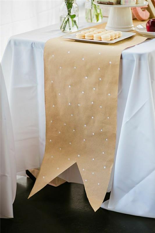 staliukas-popierius-staliukas-staltiesė-baltos gėlės-ant stalo