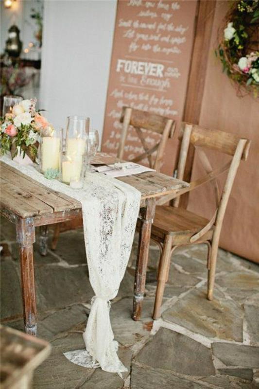 vestuvių stalo bėgikas-idėja-staltiesė-medinė-stalo-gėlės-ant stalo