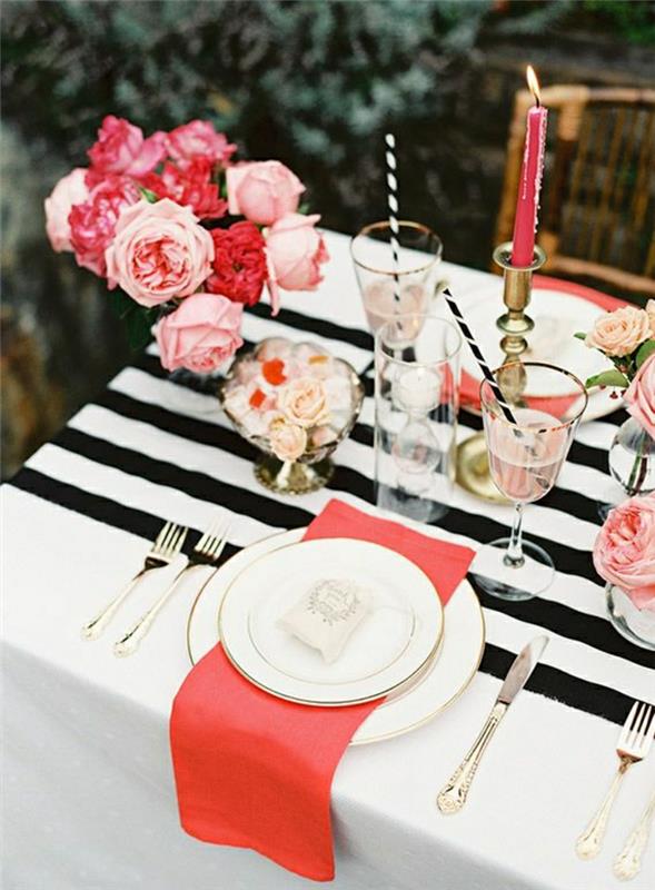 stalo bėgikas-juoda-balta-dryžuotas-stalo-komplektas-elegantiškos-gėlės-ant stalo