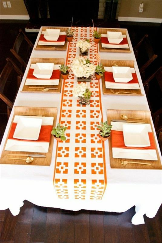 stalo bėgikas-oranžinė-balta-gėlės-ant stalo-staltiesė-balta