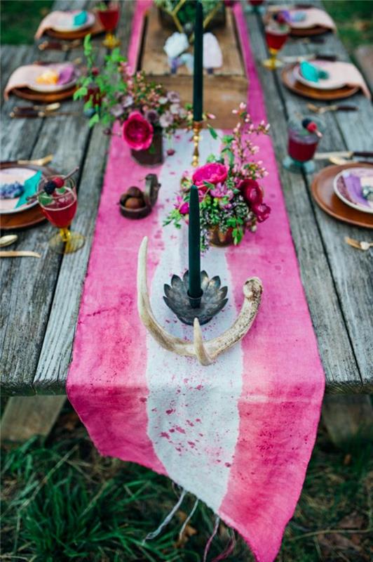 stalas-bėgikas-violetinė-rožinė-juostelės-apdaila-medinis-stalas