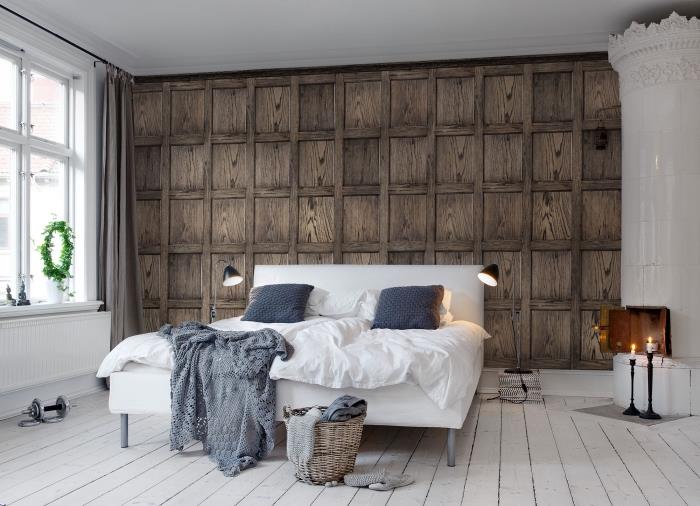 baltas ir medinis miegamojo išdėstymas su dirbtinės medienos tapetų sienų danga ir baltu židiniu