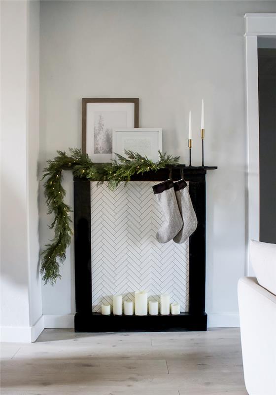 siyah beyaz iki çorap ile minimalist tarzda bouies dolu sahte Noel karton şömine