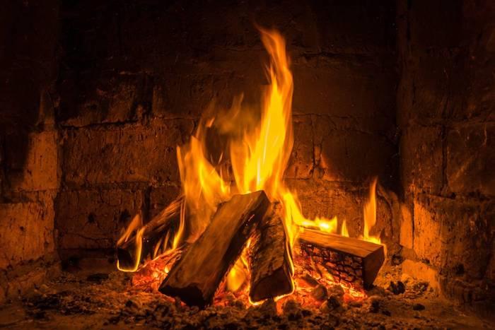 neden açık bir şömine seçmelisiniz, odun yakıtlı eski bir şömine fikri, çatırdayan ateş