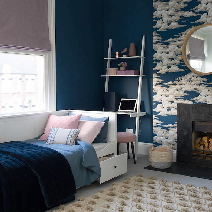 najstniška dekoracija spalnice s kaminom in steno za ozadje z vzorcem oblakov, siva preproga s pomponi, siva zavesa