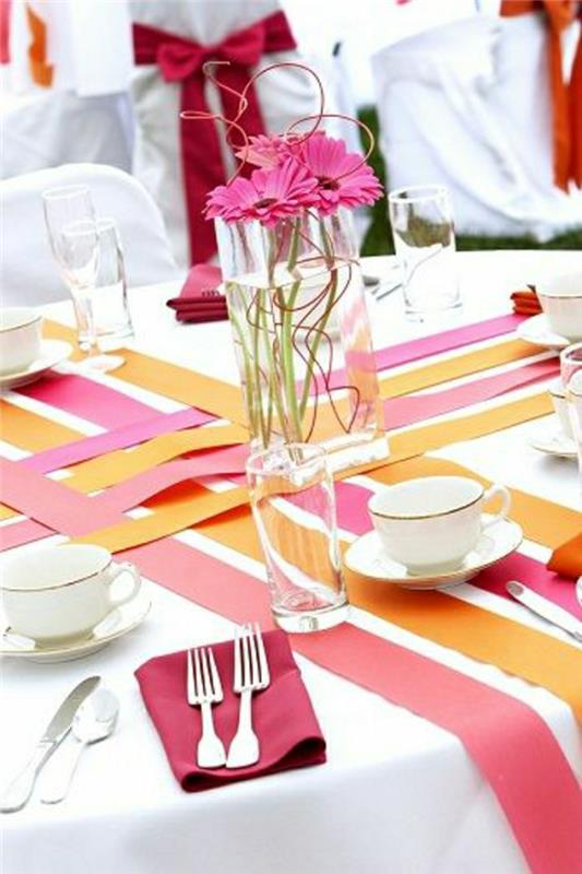 stalo bėgikai-popierius-rožinė-oranžinė-gėlės-staltiesė-balta-servetėlė-raudona
