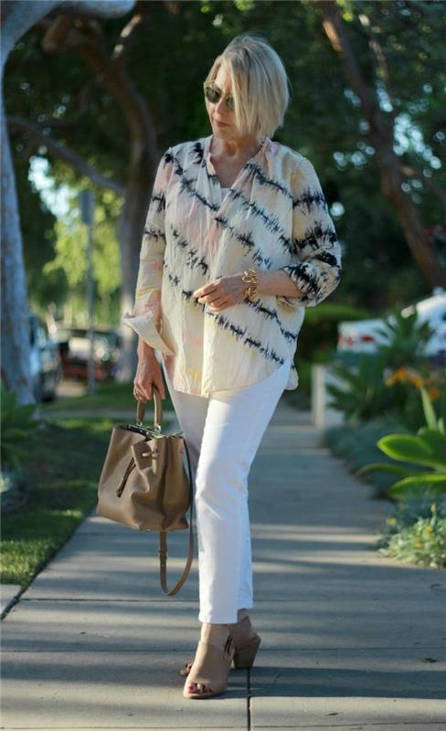 renkli lekeli hafif gömlek beyaz pantolon kahverengi çanta kahverengi ayakkabı modaya uygun güneş gözlüğü