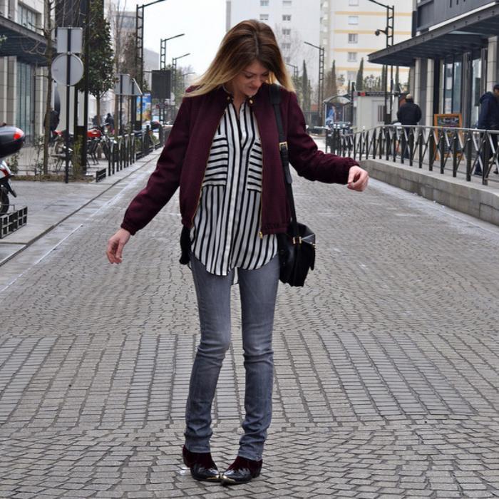 črtasta majica-ženska-ozke kavbojke-streetstyle-casual