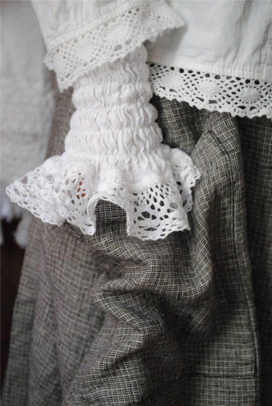 gri mini kareli etekle giyilen eski bir büyükanne tarzında dantel bluz