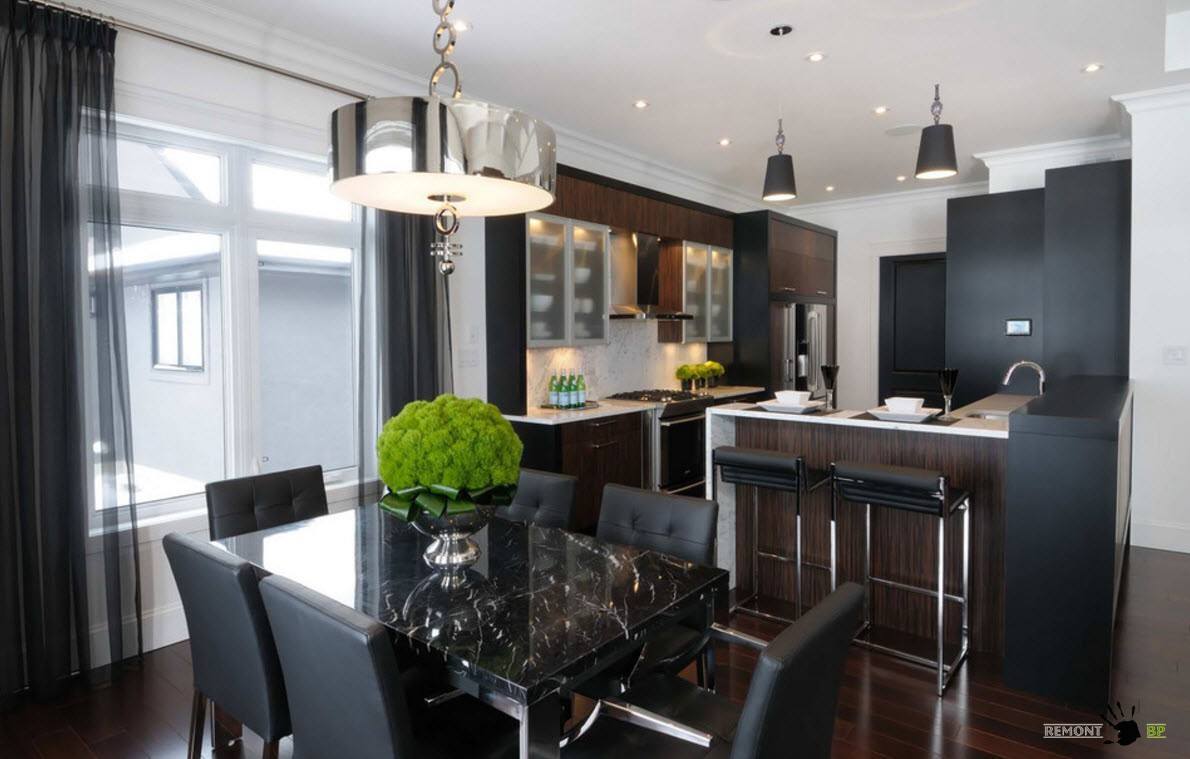 Cocina-comedor con muebles negros