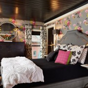 Juodos lubos yra gražios kartu su pilka ir rožine spalvomis miegamojo interjere.