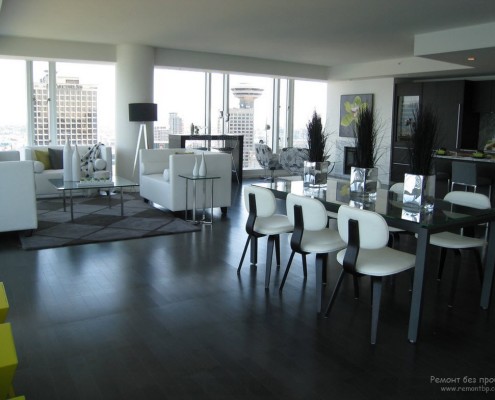 Muebles blancos en una sala de estar en blanco y negro.