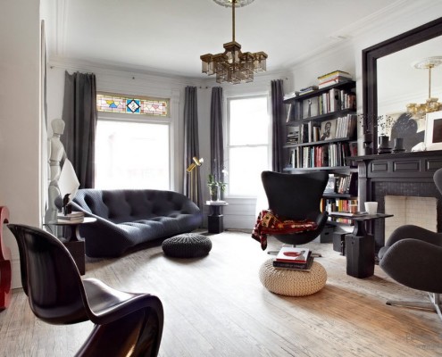 Muebles negros en una sala de estar en blanco y negro.