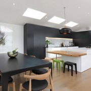Decoração de cozinha em preto e branco com elementos de madeira