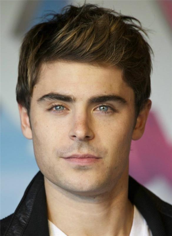 Esmer saçlı, ince vurgular içeren ve kısa, kısa erkek saç kesimleriyle stillendirilmiş zac efron