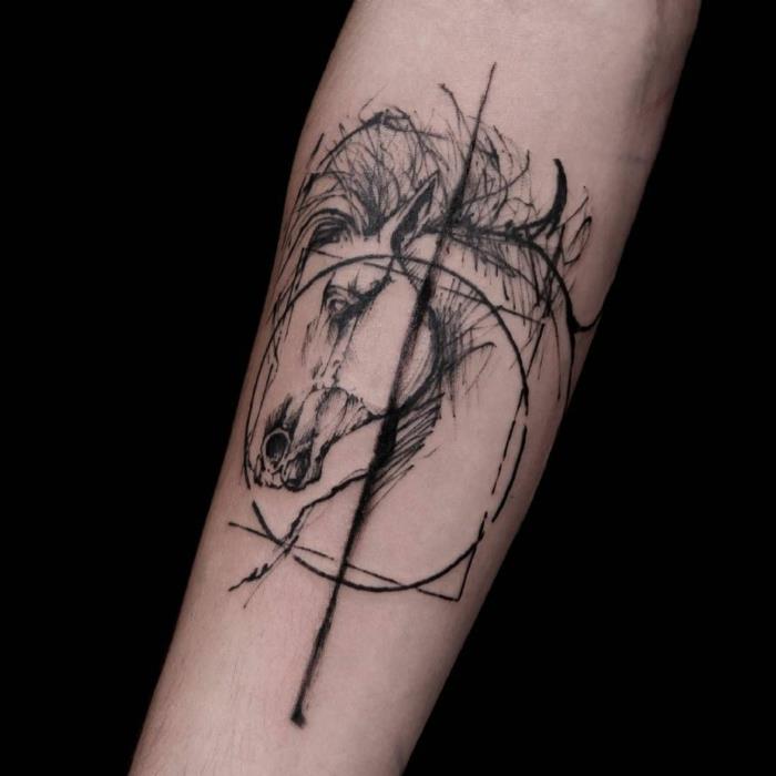 Tatuiruočių piešimas ranka stilizuotas pirmasis tatuiruotės dekoratyvinis ir simbolinis dizainas, tatuiruotės arklys ratu, vidurio linija