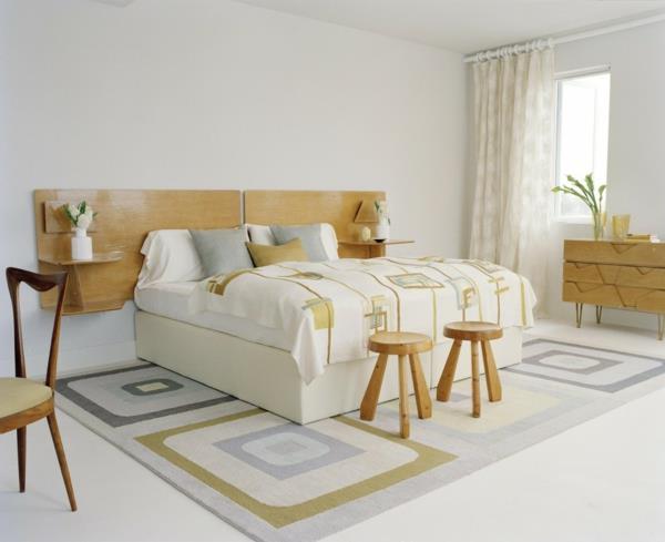 leseno-viseča-posteljna-dva-lesena-tabure-tudi