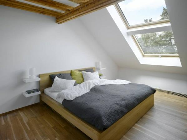 viseča postelja in sodobna lesena postelja-pod streho