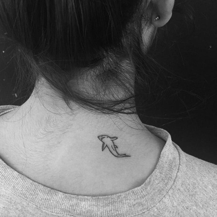 primer diskretne tetovaže vratu z živalskim dizajnom z majhnim črnilom risbe navdiha morskega psa, ženski model tetovaže