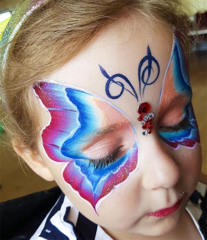 enostavna ideja za ličenje otrok s šablono metulja in poslikavo obraza, otroško ličenje za karneval