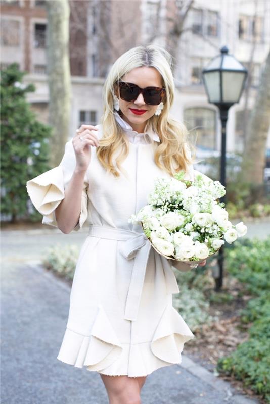 beyaz renkte şık ve trendy abiye elbise modeli, kışın bir tören için nasıl güzel giyinilir kadın