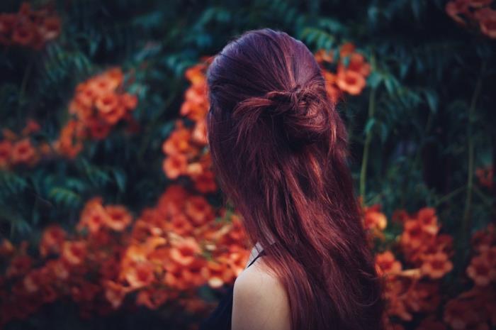 saç renginizi nasıl seçersiniz, siyah kolsuz bluz, doğadaki kız, turuncu çiçekler, kızıl saç, hangi saç rengi