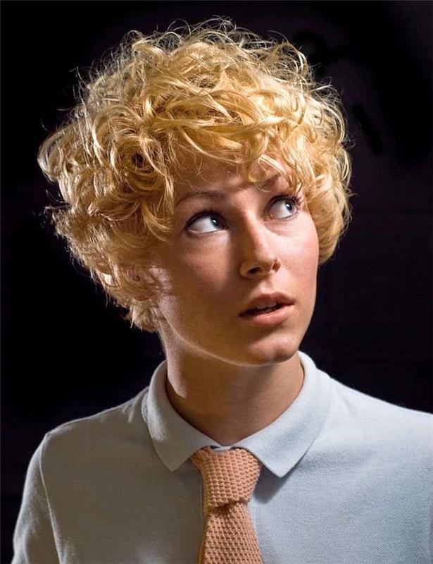 modeli saç modeli kadın sarışın kıvırcık kısa 60'ların tarzı