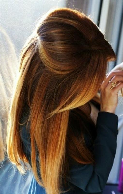 rudi plaukai su šviesiai rudais atspalviais iki blondinės moters šukuosena
