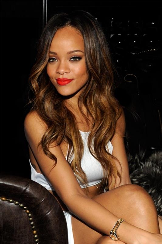 bronzinė plaukų spalva, Rihanna šukuosena ilgais plaukais juodomis šaknimis ir išretėjusiais galais