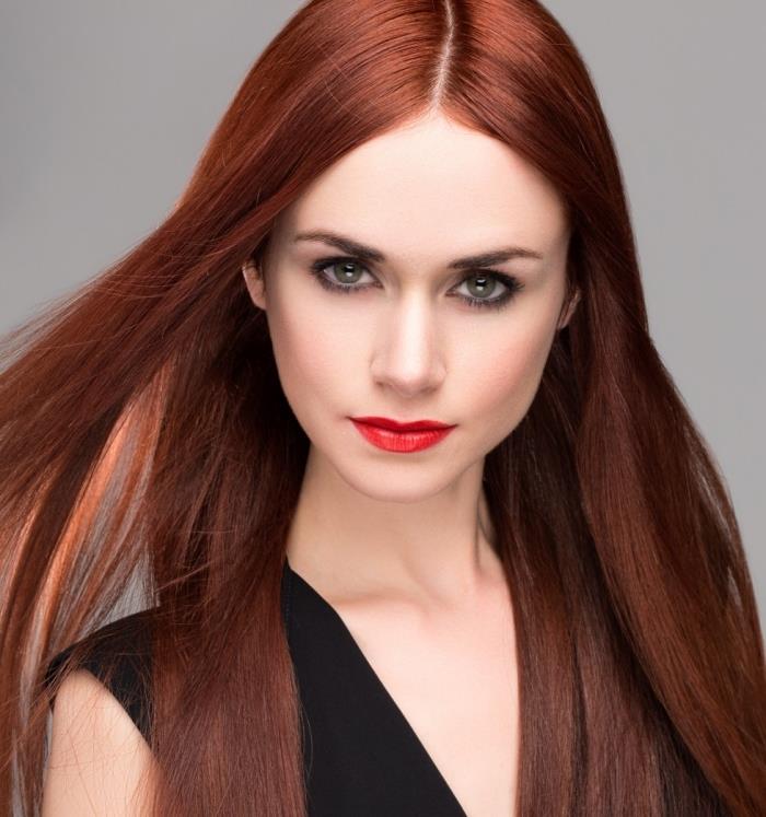 kumral saç rengi, kırmızı vurgulu uzun düz saçlar için saç modeli, v yakalı siyah elbise