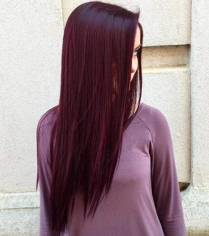rdeča barva las, dnevna frizura, ravni dolgi lasje, bluza vijoličnega odtenka, ženska na ulici