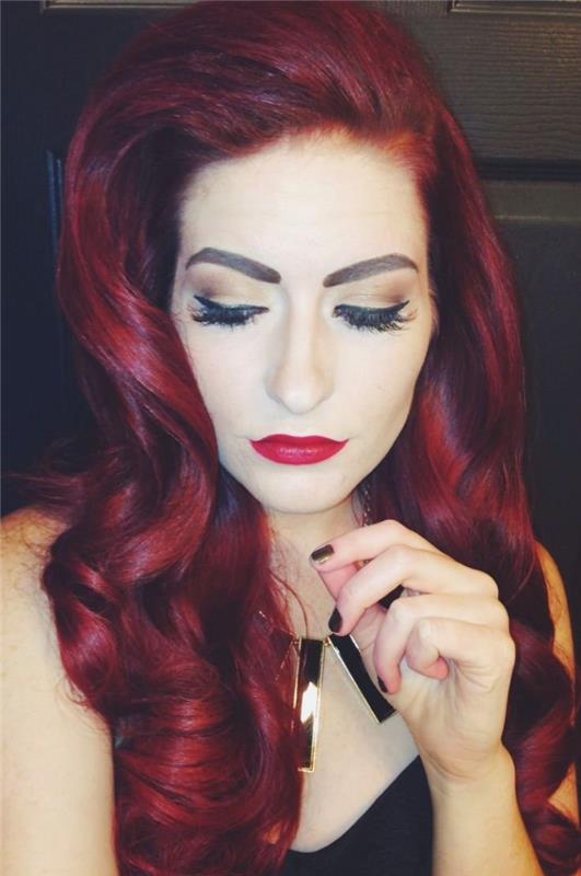 kızıl saç rengi, koyu kızıl saç, bordo boyama, eyeliner ile makyaj, siyah manikür